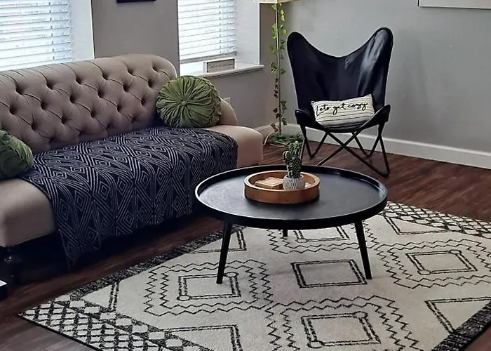 Modern Duplex Near Arenas, Hospitals, Universities, & Attractions