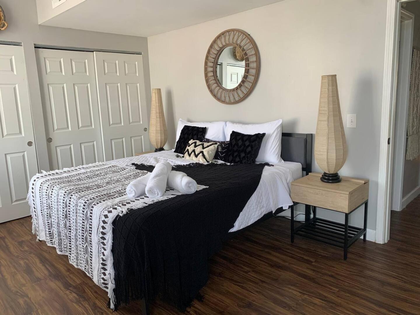 Apartment Modern Duplex Near Arenas, Hospitals, Universities, & Attractions