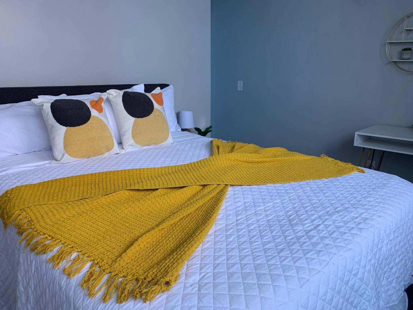 Modern Duplex Near Arenas, Hospitals, Universities, & Attractions Apartment