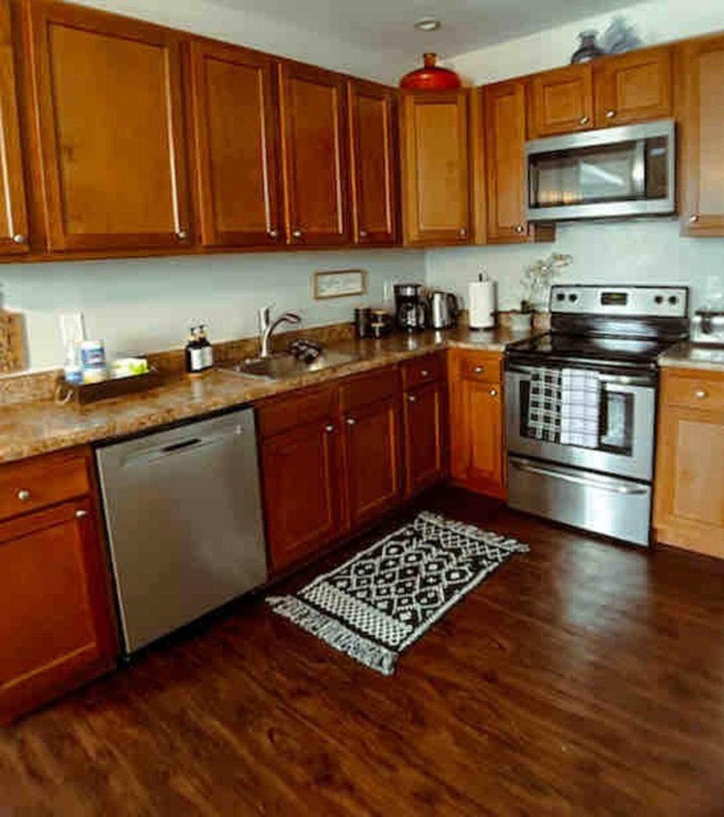 Modern Duplex Near Arenas, Hospitals, Universities, & Attractions * Tower Grove